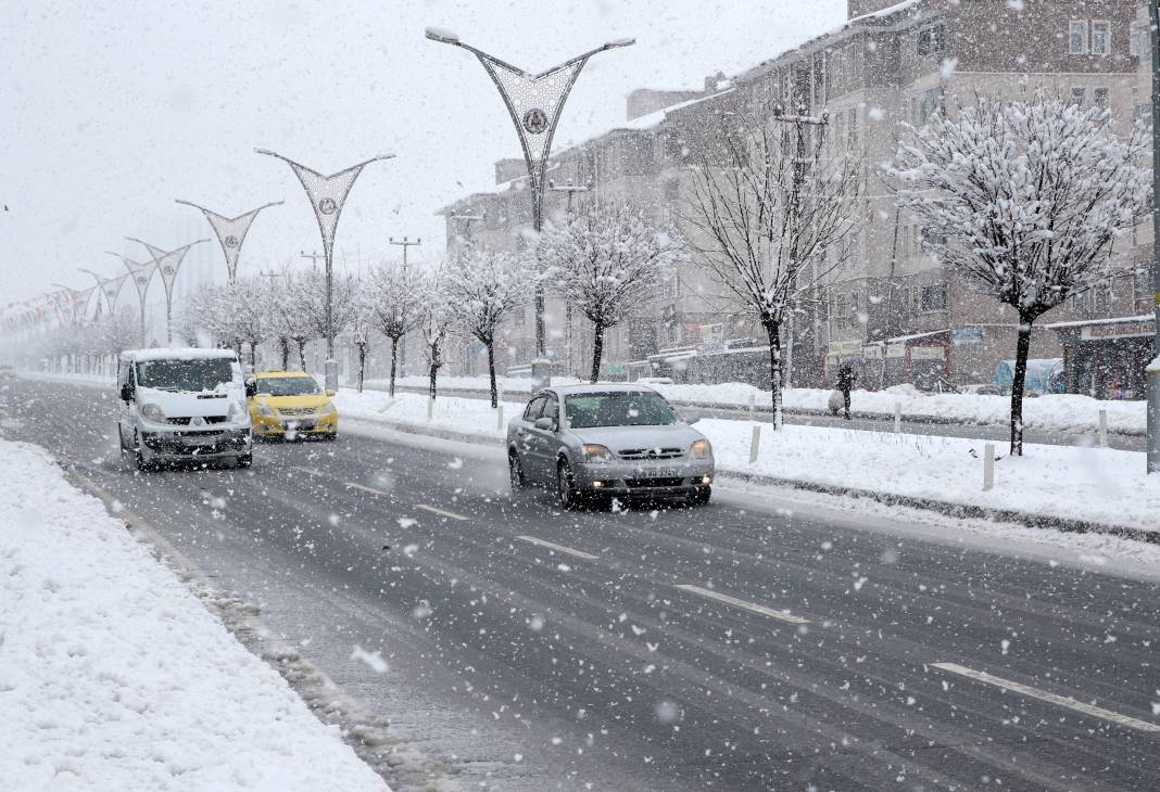 Bitlis ve Bingöl'de eğitime kar engeli 19